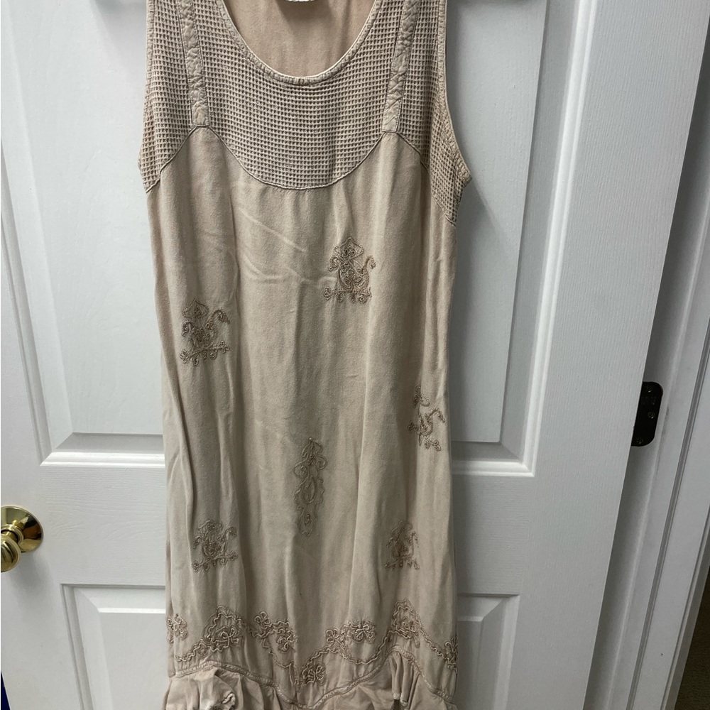 Vintage Elegant Beige Sleeveless Dress with Embroidered Details